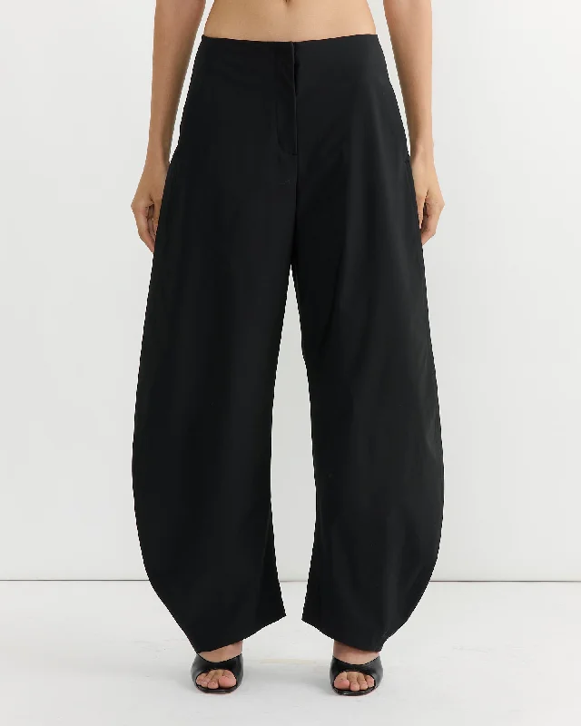 Curved Silhouette Pant in Black Stylish Elastic Waist Pants